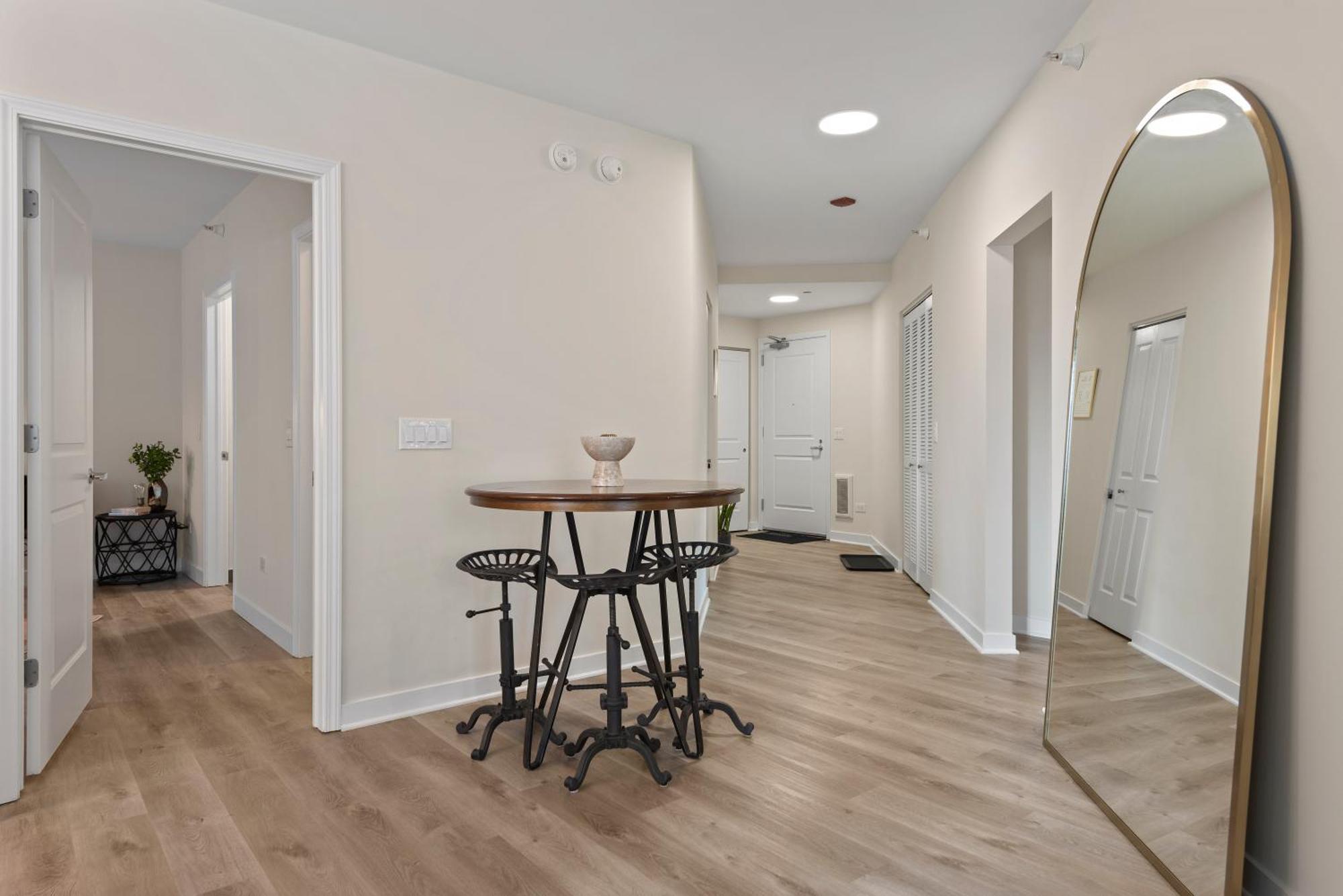The Bernardin Gold Coast Luxury Apartments Near Magnificent Mile Чикаго Экстерьер фото