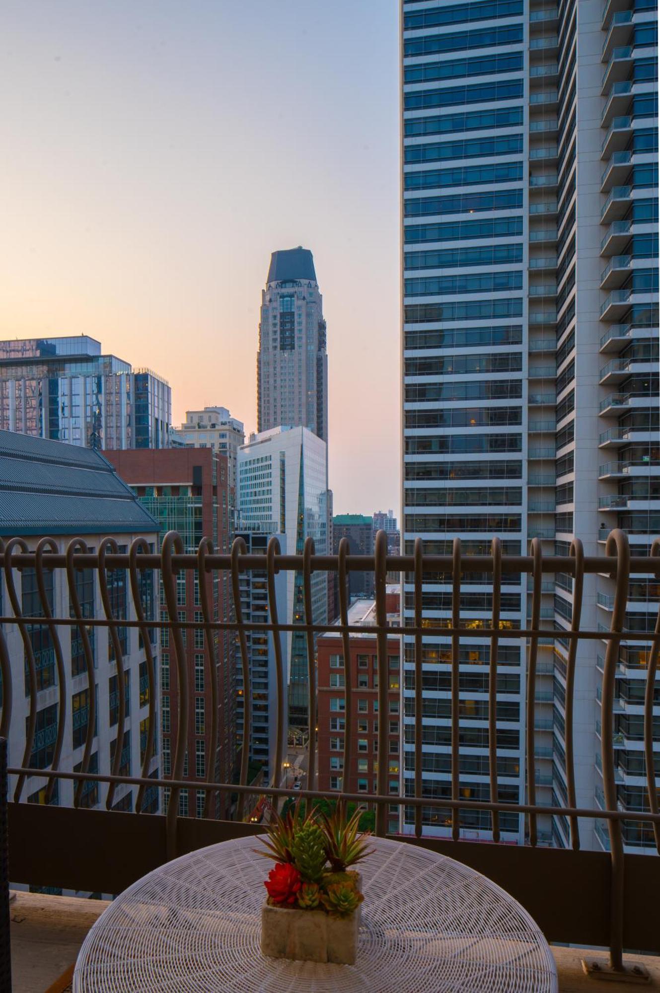 The Bernardin Gold Coast Luxury Apartments Near Magnificent Mile Чикаго Экстерьер фото